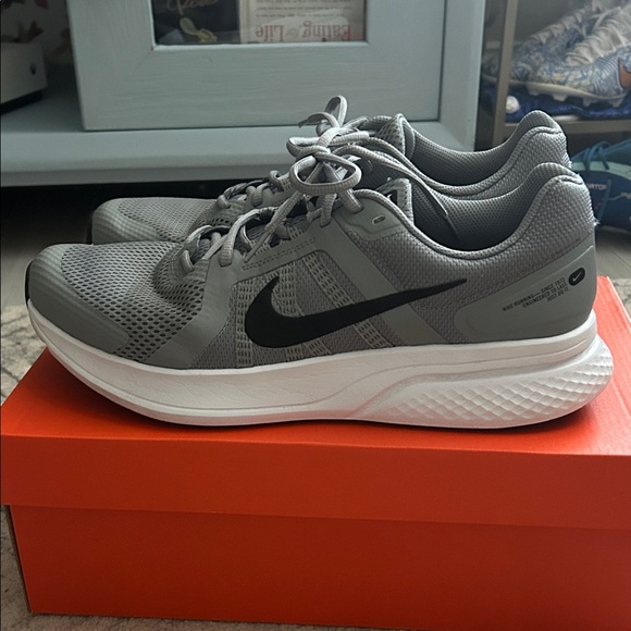Nike Men's Run Swift 2 Running Shoe Gray and Black Shoes - Picture 1 of 10